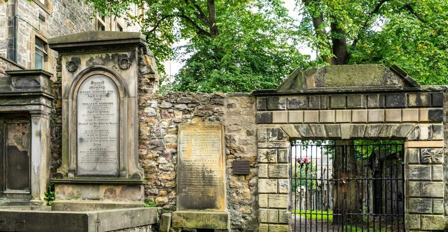 Edinburgh: Haunted Underground Vaults and Graveyard Tour - Entering Edinburgh’s dark side, one stop at a time