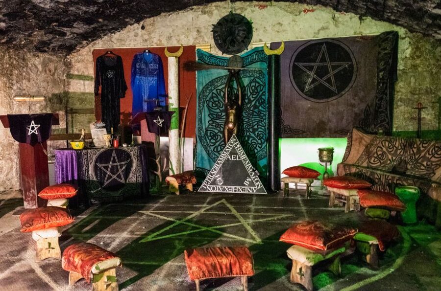 Edinburgh: Haunted Underground Vaults and Graveyard Tour - Greyfriars Kirkyard: where the legends live in the stone
