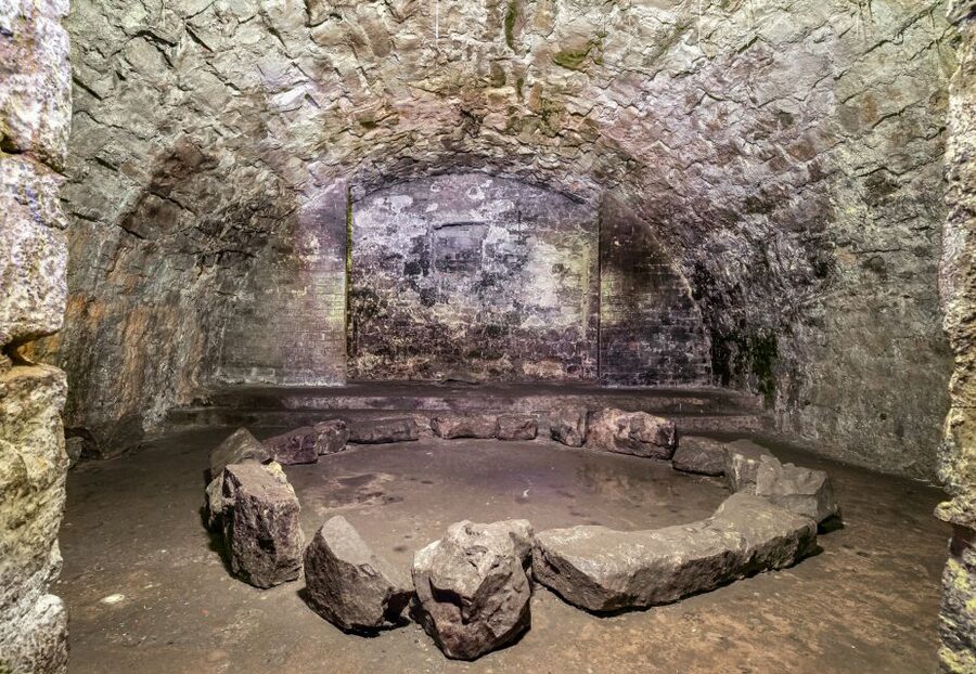 Edinburgh: Haunted Underground Vaults and Graveyard Tour - Meeting point at 300 Lawnmarket, and why location matters