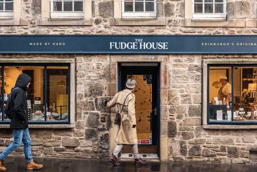 Edinburgh: Historical Gems Tour & A Taste of Scottish Fudge - Arriving at Holyrood Palace gates, and what to do after the tour ends