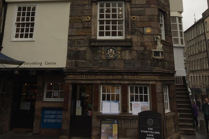 Edinburgh: History Lovers Old Town Walking Tour - Walking the Old Town Quarter: Medieval Streets and the Gruesome Bits That Explain Them