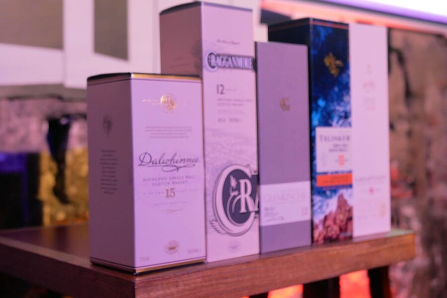 Edinburgh: Mountebank Comedy Whisky Tasting - The core experience: history, distilling, and four drams in one session