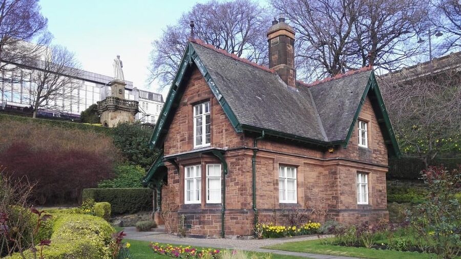 Edinburgh New Town: City Walking Tour & Exploration Game - Price and value for groups up to five