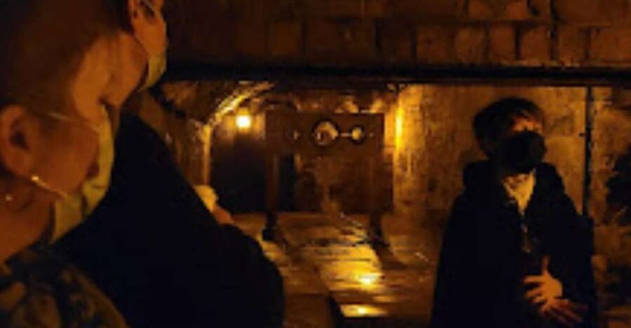 Edinburgh: Old Town and Underground Ghost Tour - Going Down Below South Bridge: What the Underground Vaults Feel Like