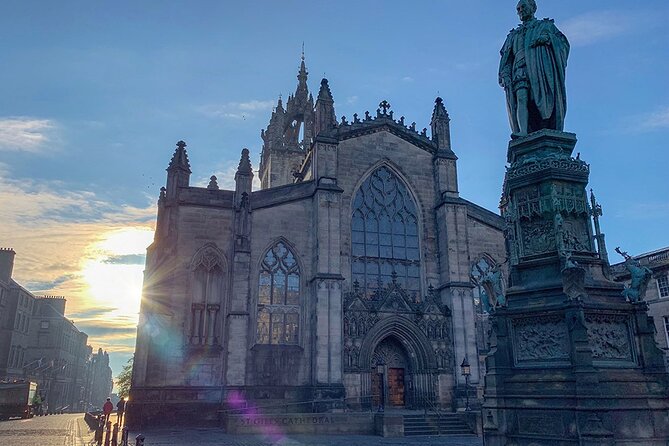 Edinburgh Old Town: Historical Guided Walking Tour - Meeting Point on High Street, Then Right Into the Story