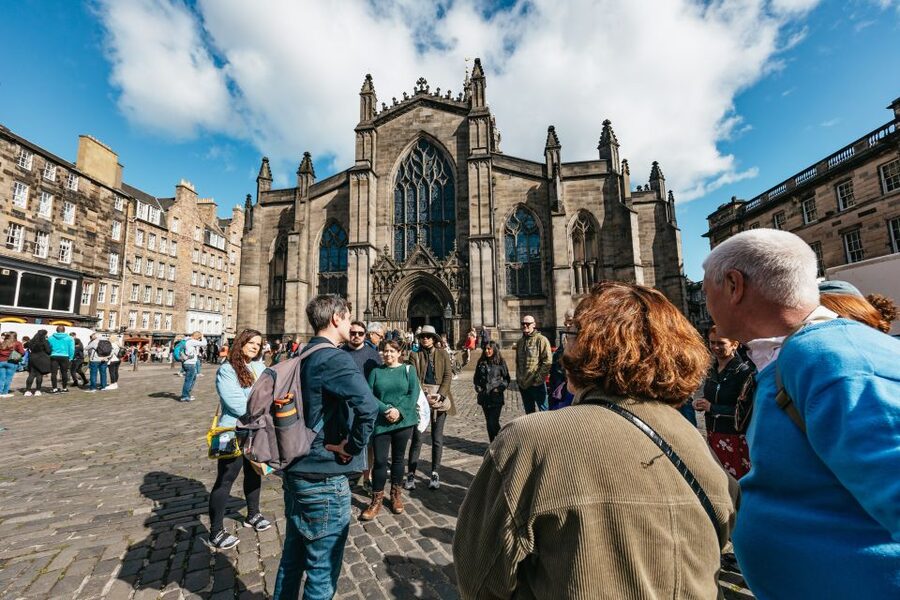 Edinburgh: Old Town History and Tales Walking Tour - The Auld Reekie alleys, plus the Grassmarket moment