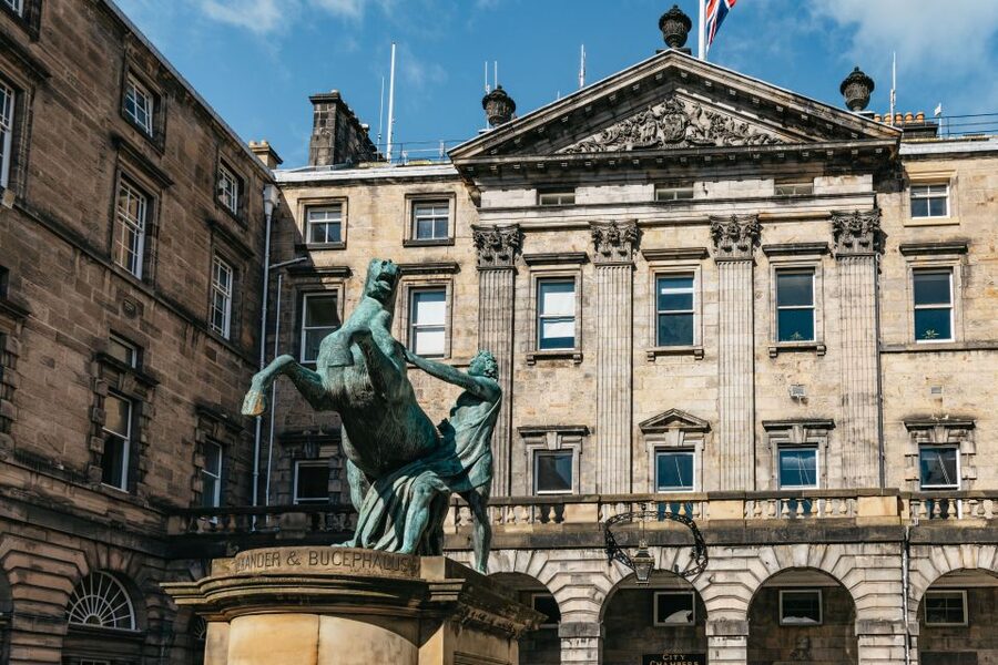 Edinburgh: Old Town History and Tales Walking Tour - Guide quality is the whole game on a walking history tour