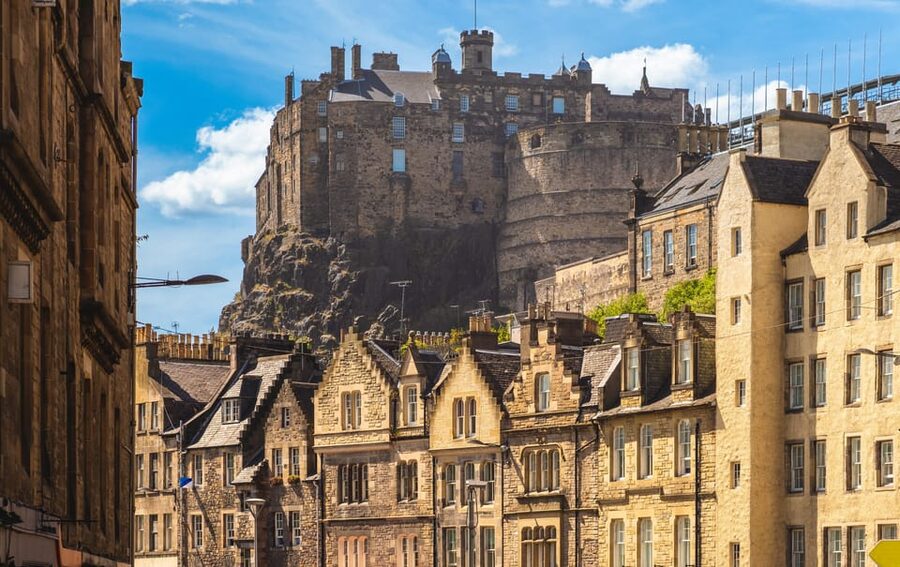 Edinburgh: Old Town Private Walking Tour with Historian - What to bring for a comfortable 3-hour Old Town walk