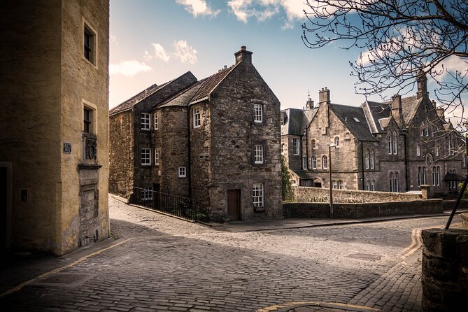 Edinburgh: Old Town's Highlights Walking Tour - Grassmarket Stories: From Old Square to Modern Pub Life