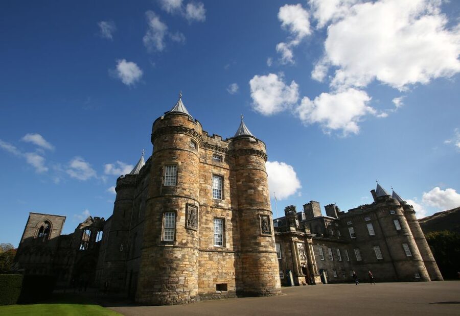 Edinburgh: Palace of Holyroodhouse Entry Ticket - Holyroodhouse on the Royal Mile: what 90 minutes feels like