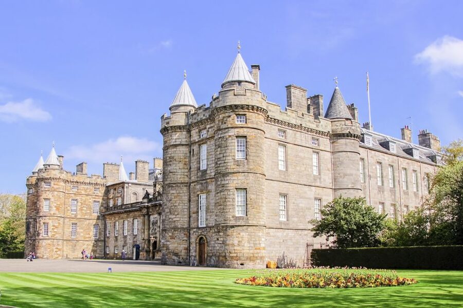 Edinburgh: Palace of Holyroodhouse Entry Ticket - The included multimedia guide: how it makes the visit easier