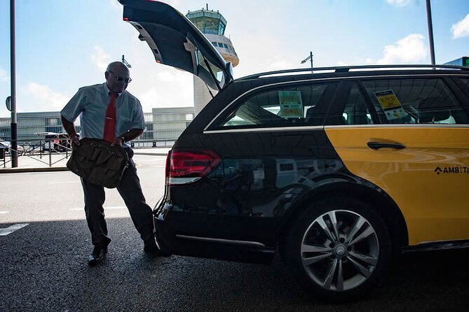Edinburgh Private Transfer from Edinburgh city centre to Edinburgh Airport - Premium Sedan or Van, Sized for Families Up to Eight