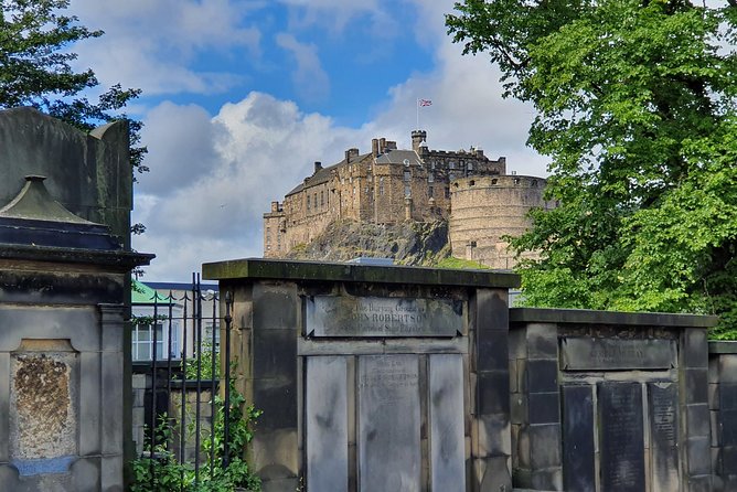 Edinburgh Private Walking Tour - Stop 3 at Advocate’s Close: Old Town to New Town views and a Jacobite-era story