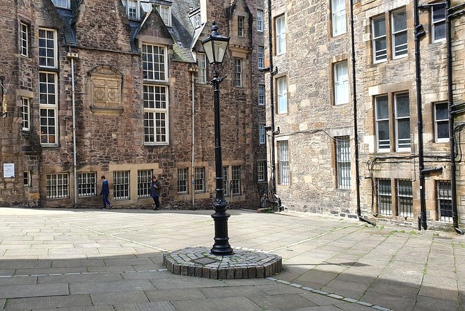 Edinburgh Private Walking Tour - Stop 5 at Victoria Street: where locals shop and eat