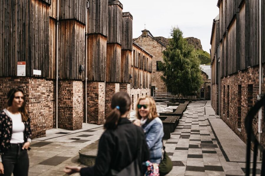 Edinburgh: Pubs and History Guided Walking Tour with Beer - Old Town beer stop: where brewing culture meets the street layout