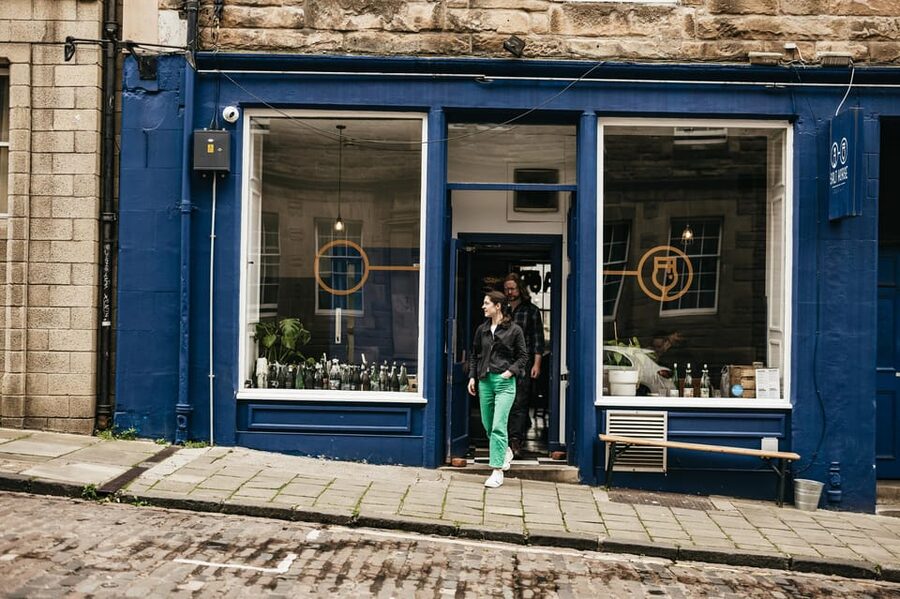 Edinburgh: Pubs and History Guided Walking Tour with Beer - The Royal Mile segments: rivalry, trade, and more tastings
