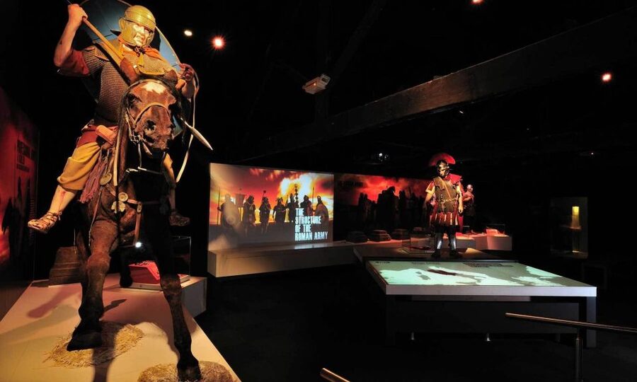 Edinburgh: Rosslyn Chapel and Hadrian's Wall Tour in Spanish - Key moments worth planning for