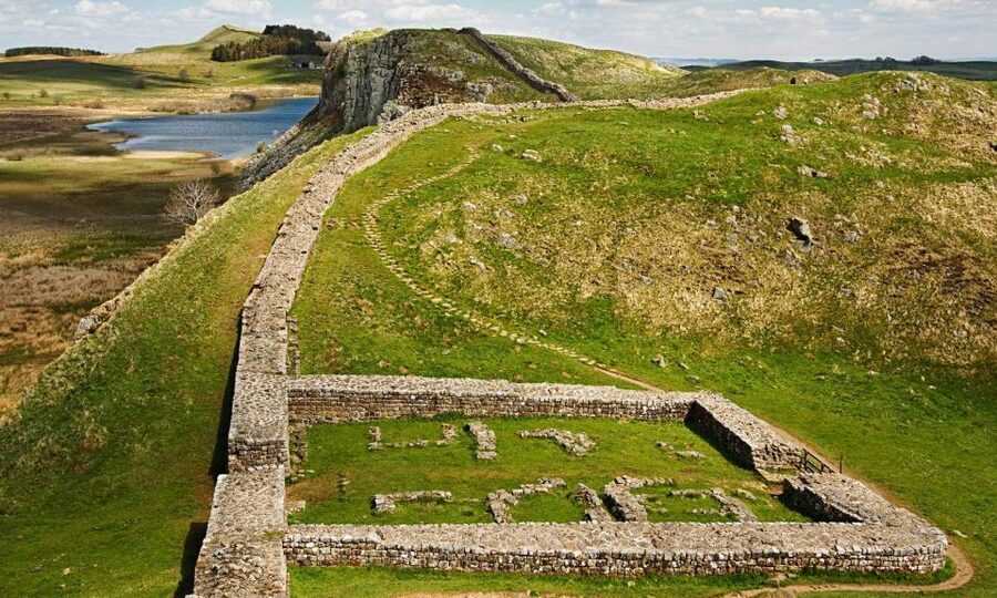 Edinburgh: Rosslyn Chapel and Hadrian's Wall Tour in Spanish - Vindolanda military camp and museum: putting Roman life behind the wall