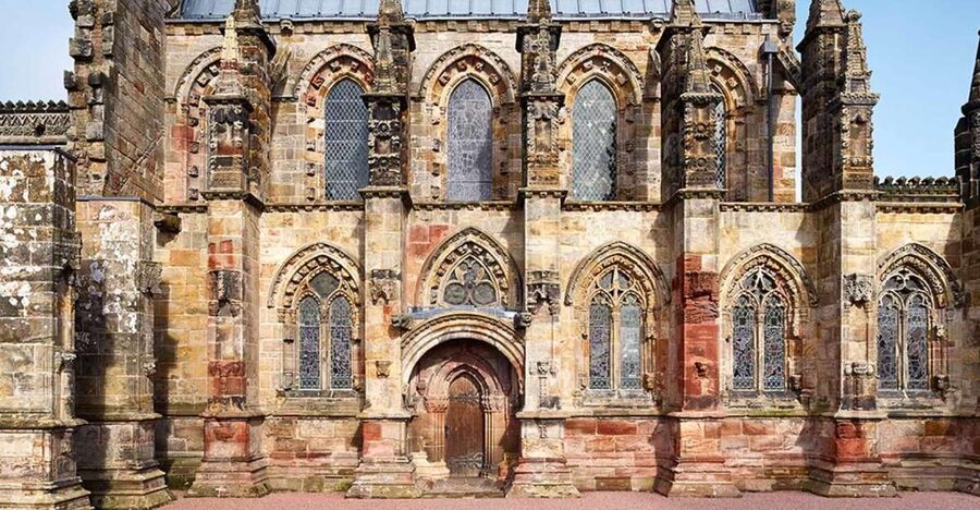 Edinburgh: Rosslyn Chapel and Hadrian's Wall Tour in Spanish - Rosslyn in the morning: Roslin village, castle ruins, and the 15th-century chapel