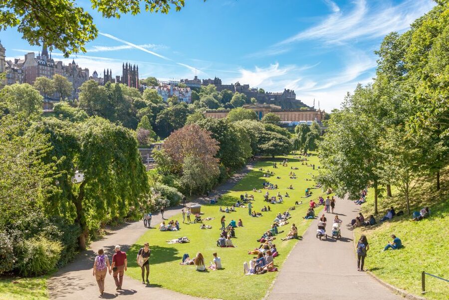 Edinburgh: Royal Attractions with Hop-On Hop-Off Bus Tours - Audio guides and language handsets, the practical way