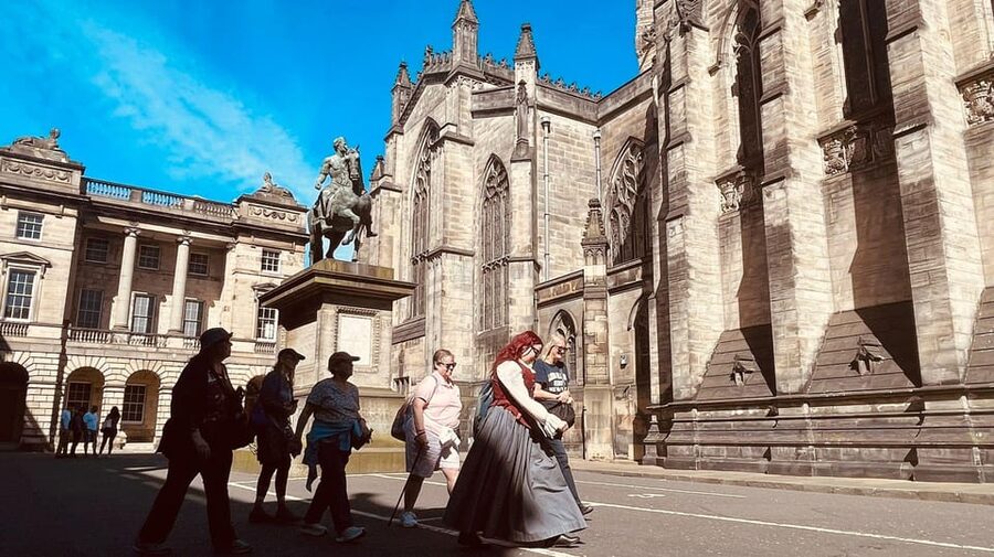 Edinburgh: Royal Mile Old Town Walking Tour - The storytelling themes: bagpipes, witches, pirates, and literary Edinburgh