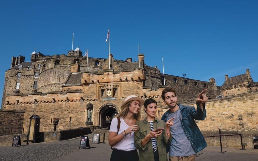 Edinburgh: Royal Mile Walking Tour & Exploration Game - Key highlights at a glance