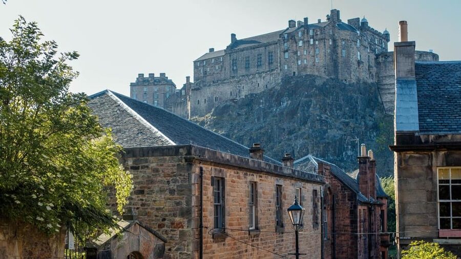 Edinburgh: Royal Mile Walking Tour & Exploration Game - Walking reality check: stairs, shoes, and who it’s for