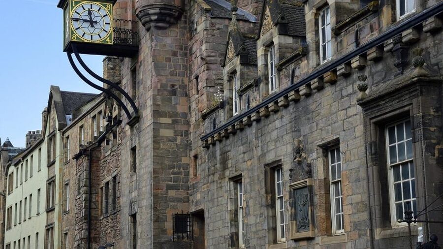 Edinburgh: Royal Mile Walking Tour & Exploration Game - Where to stop for real breaks: cafes, rest, and rerouting