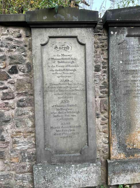 Edinburgh's Dark and Hidden History Walking Tour ☠️ - Greyfriars Graveyard: the mood-setting start