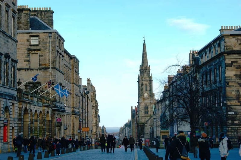 Edinburgh's must-see attractions: walking tour in French - Scott Monument and the Royal Mile: what you see, and what it meant