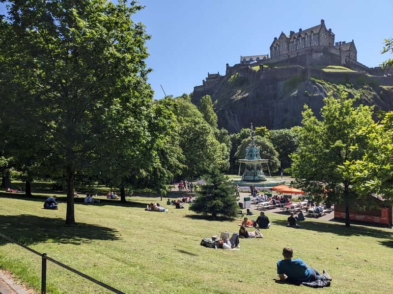 Edinburgh's must-see attractions: walking tour in French - Calton Hill start: the view as your geography lesson