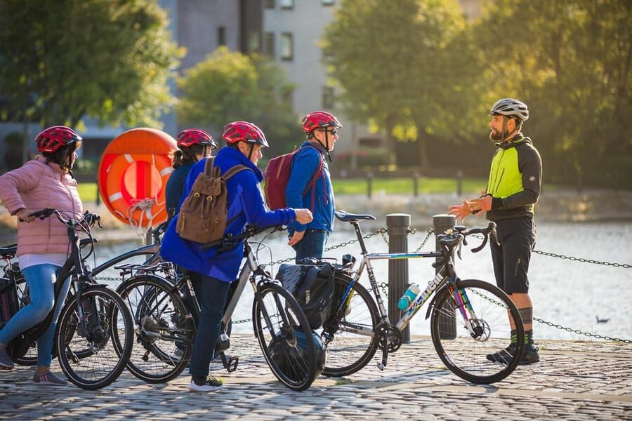Edinburgh: Sightseeing Bike Tour - Getting from Princes Street to the sea on bike paths