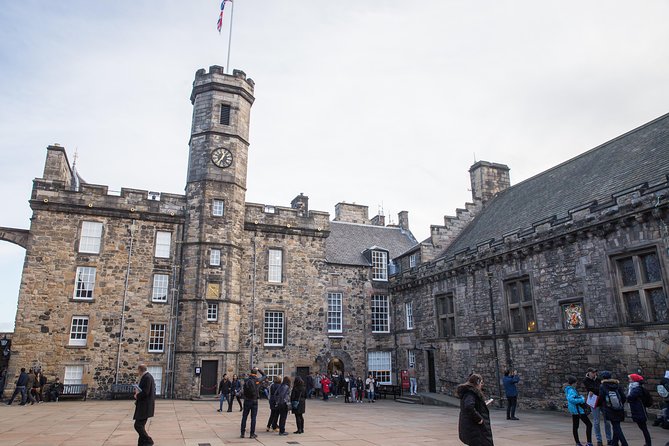 Edinburgh Skip-the-Ticket-Line Castle Walking Tour - Meeting point at 130 High Street: how to avoid missing the start