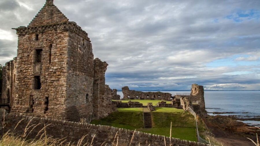 Edinburgh: St Andrews, Dunfermline Abbey and Fife Coast Tour - Queensferry’s 3 Bridges Photo Stop: Quick Views, Real Context