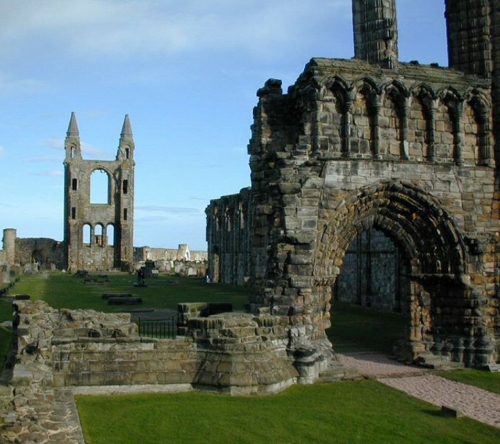 Edinburgh: Stirling, Whisky and St Andrews Tour in Spanish - St Andrews: medieval streets, Catholic roots, and your two-hour window