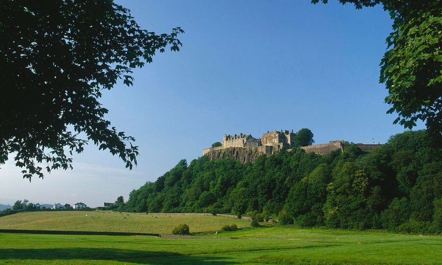 Edinburgh: Stirling, Whisky & St Andrews Tour in Italian - Stirling Castle on volcanic rock, plus Wallace in one hour