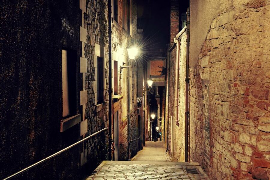 Edinburgh: The Dark Side Walking Tour - Starting at the Royal Mile, finding your guide in seconds