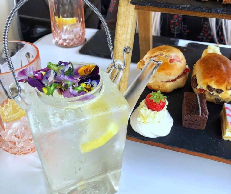 Edinburgh: Vintage Bus Tour with Afternoon Tea or Gin - Key things to know before you board