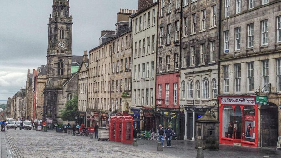Edinburgh Walking Tour with a Local - Private group energy, you get the guide’s full attention