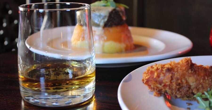 Edinburgh: Whisky Tasting in one of the oldest pubs - Whisky tasting in a 400-year-old building (and why that matters)