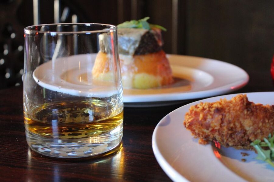 Edinburgh: Whisky Tasting in one of the oldest pubs - What happens during the 45 minutes: a short, sensory Scotch lesson