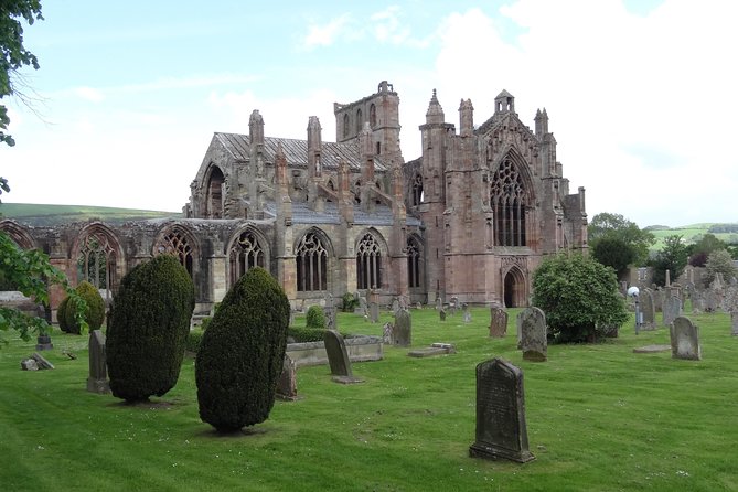 From Edinburgh: 1-day Outlander Tour - attractions included - Stop 1: Culross, the Cobblestones and Claire and Geillis Footsteps