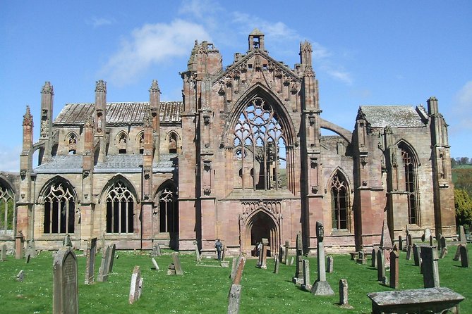 From Edinburgh: 1-day Outlander Tour - attractions included - Stop 3: Linlithgow Palace and a Lunch Break That Lets You Reset