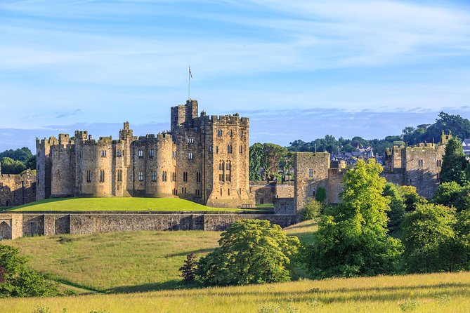 From Edinburgh: 1-day Outlander Tour - attractions included - The England Highlight: Alnwick Castle and the Optional Deeper Tour