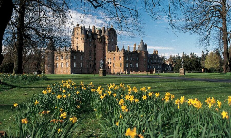 From Edinburgh: Glamis and Dunnottar Castles Tour in Spanish - A Spanish Day Trip Built Around Two Castle Personalities