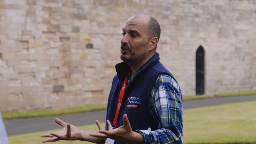 From Edinburgh: Glasgow & Scottish lakes Spanish Tour - How the Spanish guide experience plays out in real time