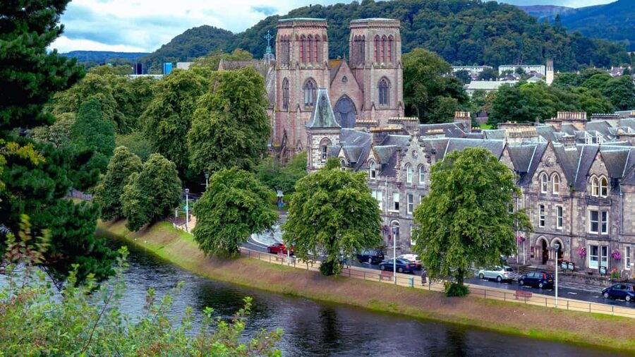 From Edinburgh: Loch Ness and Highlands Tour in Spanish - Commando Memorial and the Ben Nevis glimpse: stories plus a payoff view