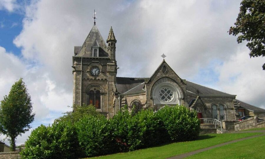 From Edinburgh: Loch Ness & Inverness Tour in Spanish - Bankfoot stop: Hairy Coos and a needed reset