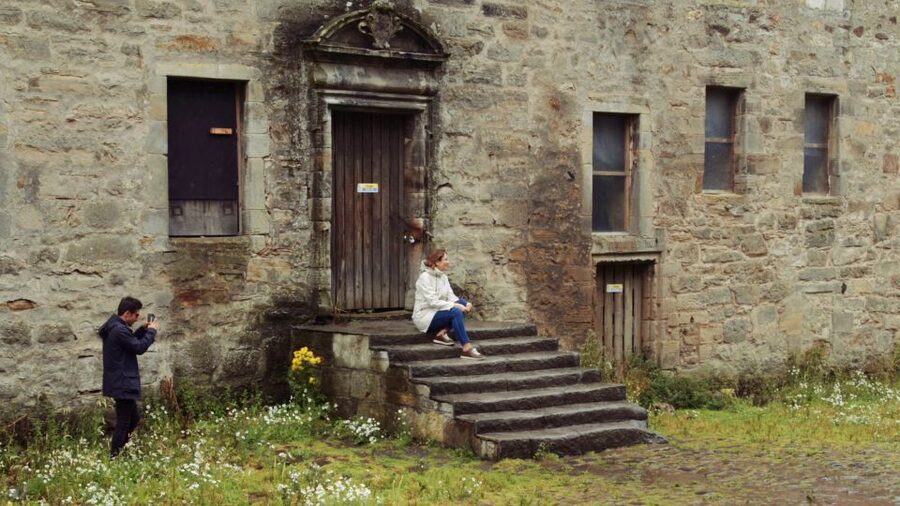 From Edinburgh: Outlander Full-Day Tour in Spanish - Doune Castle: Leoch Castle in a fortress built for survival