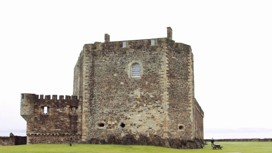 From Edinburgh: Outlander Full-Day Tour in Spanish - Linlithgow Palace: royal power, a lake view, and a Jamie moment